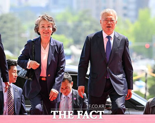 문재인 전 대통령과 김정숙 여사가 25일 국회에서 우원식 국회의장과 면담을 위해 들어서고 있다. 이날 문 전 대통령은 판문점선언 7주년 기념식 참석을 위해 퇴임 후 처음으로 국회를 방문했다. /국회사진취재단