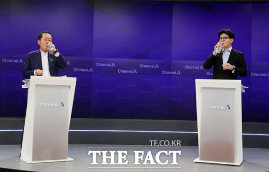 국민의힘 대선 2차 경선 진출자인 한동훈, 홍준표(왼쪽) 후보가 25일 오후 서울 종로구 동아미디어센터 채널A 오픈스튜디오에서 열린 '국민의힘 2차 경선 맞수 토론회'에 참석해 두 번째 토론 시작 전 물을 마시고 있다. /국회사진취재단