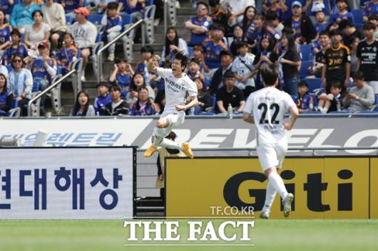 선두 대전을 상대로 3연승을 벼르는 강원 FC 선수들의 골 세리머니./K리그