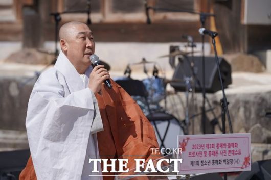 "2025년 홍매화는 분열된 사회의 갈등을 치유하는 '국민 홍매화'로 자리매김했다"고 소감을 밝힌 지리산 대화엄사 주지 덕문스님./화엄사