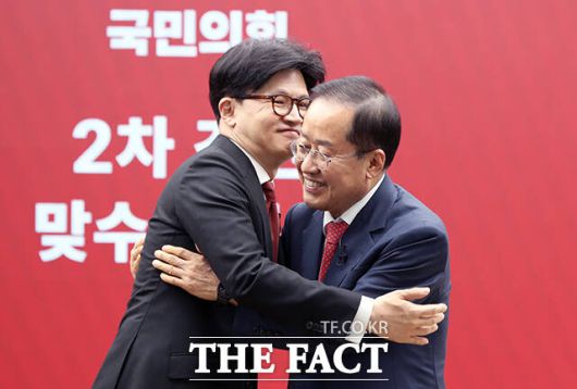 국민의힘 한동훈(왼쪽), 홍준표 경선 후보가 23일 서울 영등포구 중앙당사에서 열린 제21대 대통령후보자 선출을 위한 2차 경선 토론회 미디어 데이에서 서로를 1:1 맞수 토론 상대로 선택한 뒤 포옹하고 있다. /국회사진취재단