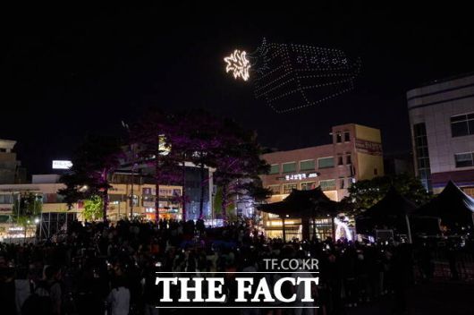 제64회 아산 성웅 이순신 축제의 드론라이트쇼–'하늘 위에 그리는 영웅의 길'에서 800대의 드론이 이순신 장군의 일대기를 환상적인 빛으로 연출했다./아산시