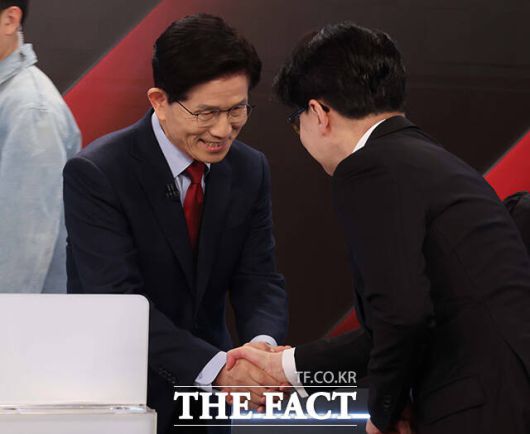 인사하는 김문수 후보(왼쪽)와 한동훈 후보.