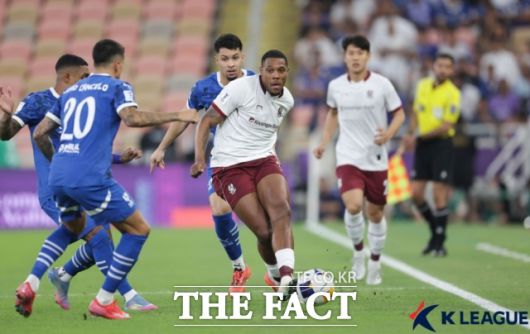 알 힐랄의 세계적 선수들과 경기를 펼치고 있는 광주 선수들./제다=K리그
