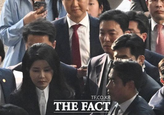 26일 경찰에 따르면 경호처는 지난 16일 특수단의 서울 용산구 대통령실과 한남동 공관촌에 대한 6번째 압수수색 시도를 막은 이후 열흘째 자료 임의제출에도 응하지 않고 있다. 사진은 내란 우두머리 혐의를 받아 파면된 윤 전 대통령과 김건희 여가사 지난 11일 오후 서울 서초구 아크로비스타 사저로 복귀한 가운데 김성훈 차장이 경호하고 있는 모습. /박헌우 기자