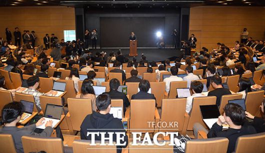 유영상 SK텔레콤 대표이사가 25일 서울 중구 SKT타워에서 SK텔레콤 이용자 유심(USIM) 정보가 해커 공격으로 유출된 것과 관련해 사과하고 있다. /장윤석 기자