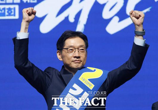 처음으로 무대에 오른 김경수 후보는 자신을 '호남의 사위'로 소개하면서 5.18 광주정신의 헌법 전문 수록을 다짐했다. /장윤석 기자