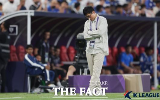 광주FC를 이끌고 있는 이정효 감독이 26일 사우디아라비아의 알 힐랄과 2024~2025 ACLE 8강전에서 0-7로 완패하며 여정을 마무리하자 고개를 떨구고 있다./제다=K리그