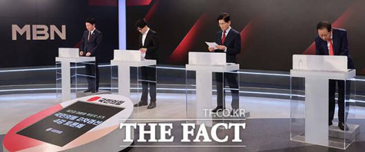 안철수, 한동훈, 김문수, 홍준표 국민의힘 대선 경선 후보(왼쪽부터)가 26일 오후 서울 중구 매경미디어센터에서 열린 국민의힘 대통령 선거 제2차 경선 후보자 토론회에 앞서 자표를 살펴보고 있다. /국회사진취재단