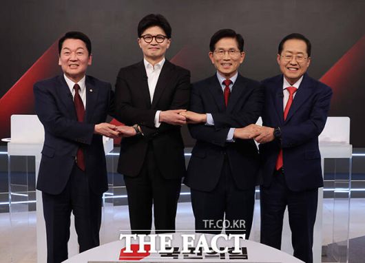 안철수, 한동훈, 김문수, 홍준표 국민의힘 대선 경선 후보(왼쪽부터)가 26일 오후 서울 중구 매경미디어센터에서 열린 국민의힘 대통령 선거 제2차 경선 후보자 토론회에 앞서 기념촬영을 하고 있다. /국회사진취재단