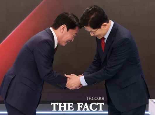 인사하는 안철수 후보(왼쪽)와 김문수 후보.