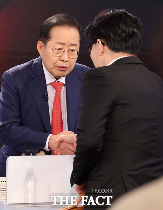 인사하는 홍준표 후보(왼쪽)와 한동훈 후보.