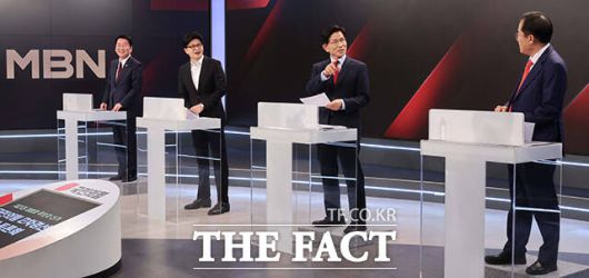 안철수, 한동훈, 김문수, 홍준표 국민의힘 대선 경선 후보(왼쪽부터)가 26일 오후 서울 중구 매경미디어센터에서 열린 국민의힘 대통령 선거 제2차 경선 후보자 토론회에 앞서 대화를 나누고 있다. /국회사진취재단