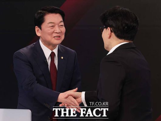 인사하는 안철수 후보(왼쪽)와 한동훈 후보.