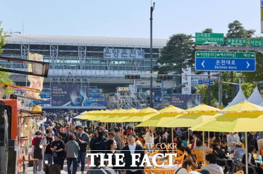 25일 제64회 아산 성웅 이순신 축제의 온양온천역 앞 ‘푸드트럭 존’에서 시민들이 축제를 즐기고 있다./아산시