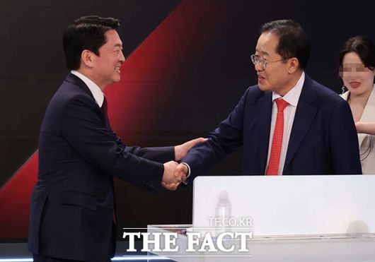 인사하는 안철수 후보(왼쪽)와 홍준표 후보.