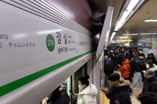 서울시는 이같은 재정난 타개책으로 '요금 인상' 카드를 꺼냈다. 사진은 잠실역 지하철 /서울교통공사