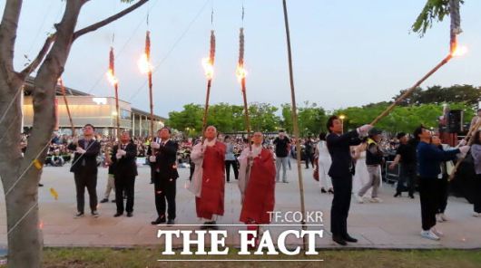 최민호 세종시장(왼쪽 3번째)을 비롯한 기관장들이 26일 세종중앙·호수공원 일원에서 열린 2025 세종낙화축제에서 낙화봉에 불을 붙이고 있다. /김형중 기자