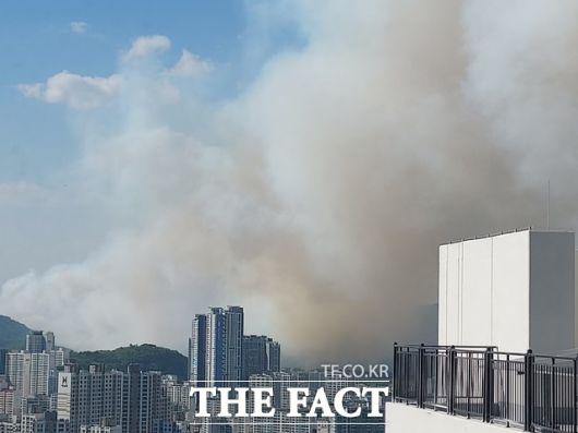 대구 도심에서도 보이는 북구 노곡동 함지산 산불. /정창구 기자