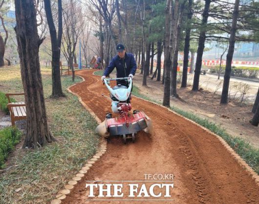 과천 에어드리공원 황톳길 관리 모습 /과천시