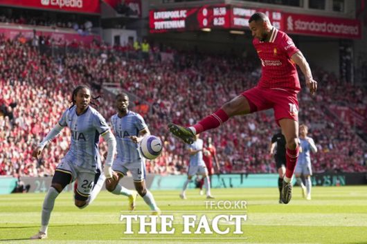 리버풀이 우승을 확정한 토트넘과 홈 경기에서 코디 학포(오른쪽)가 슛을 하고 있다./리버풀=AP.뉴시스