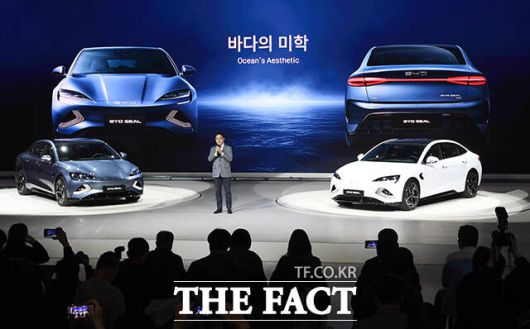 BYD코리아는 이달 초 열린 2025 서울모빌리티쇼에서 중형 전기 세단 '씰'(Seal)을 공개하고 예약을 시작했다​. BYD 씰은 낮은 차체에 매끄러운 패스트백 스타일을 적용한 쿠페형 디자인으로, 공기저항계수(Cd)가 0.219에 불과하다. /장윤석 기자