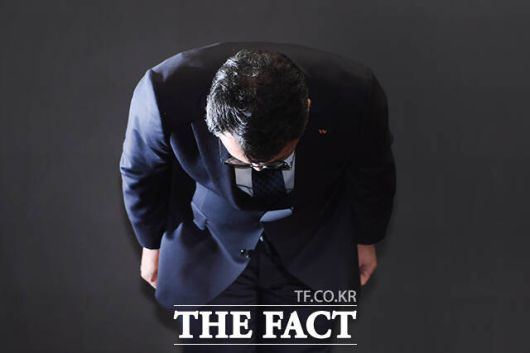 유영상 SK텔레콤 대표이사가 25일 오전 서울 중구 SKT타워에서 SK텔레콤 이용자 유심(USIM) 정보가 해커 공격으로 유출된 것과 관련해 사과하고 있다. /장윤석 기자