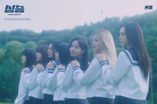 그룹 메이딘 출신 가은(왼쪽에서 세 번째)의 법률대리인 문효정 변호사는 29일 개최된 기자회견에서 "피해자는 최근 관할 경찰서에 143엔터테인먼트 대표 A 씨에 대한 고소장을 제출했다"고 설명했다. /143엔터테인먼트