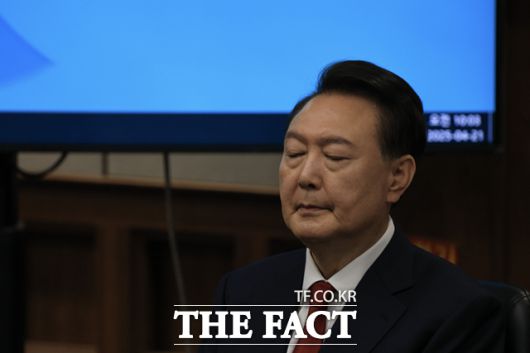 윤석열 전 대통령이 지난 21일 서초동 서울중앙지법에서 열린 내란 우두머리 혐의에 대한 두 번째 정식 재판에 출석하고 있다. 2025.4.21 사진공동취재단