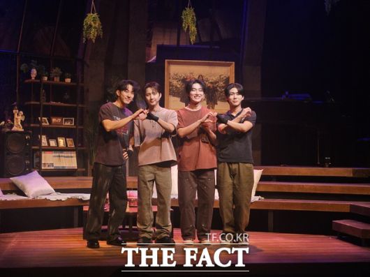 배우 조환지 후이 김재한 종형(왼쪽부터)이 29일 오후 서울 강남구 백암아트홀에서 열린 뮤지컬 '사랑은 비를 타고' 프레스콜에 참석해 포즈를 취하고 있다. /김명주 기자