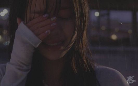 가수 츄의 미니 3집 타이틀곡 'Only Cry in the Rain'은 누구에게 있는 흐릿한 기억과 그 안에 남은 선명한 감정들을 마주하고 다시 앞으로 나아가는 여정을 담은 노래다. /ATRP