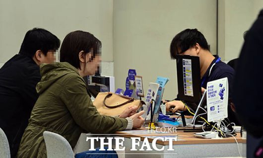 SK텔레콤이 전 고객을 대상으로 유심 무상 교체를 실시한 28일 오전 서울 광화문 T월드 대리점 앞은 유심 교체를 하려는 고객들이 상담을 받고 있다. /임영무 기자