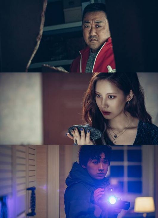 샤론 역을 맡은 서현(가운데)은 화려한 스타일링을 찰떡같이 받는 비주얼과 고대어 주문을 완벽하게 구사하는 소화력을 보여주며 마동석 옆에서 밀리지 않는 존재감을 발산한다. /롯데엔터테인먼트