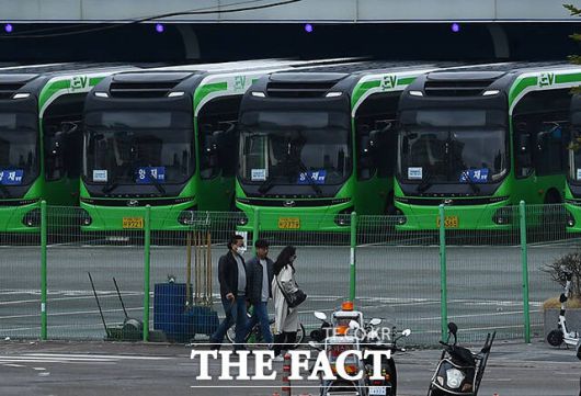 앞서 전국자동차노동조합연맹 서울시버스노동조합은 사측인 서울시버스운송사업조합과 전날 오후부터 임금·단체협약(임단협) 관련 조정회의를 벌였으나 합의점을 찾지 못했다. 조정 결렬에 노조는 이날 오전 4시 첫차부터 승객이 모두 착석한 후 출발하는 준법투쟁(안전운행)을 시작했다. /이동률 기자