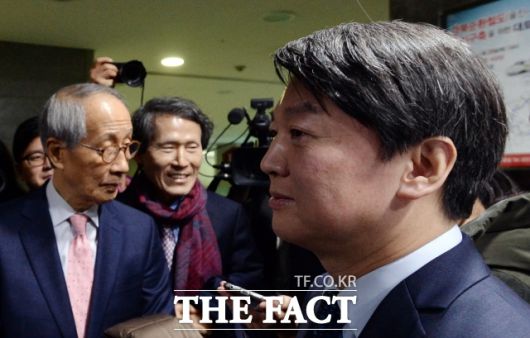 이처럼 전문가들은 윤여준 영입의 효과에 대해 서로 다른 평가를 내놓고 있지만, 공통으로 이 후보가 보수와 중도층으로의 외연 확장을 시도하고 있다는 데에는 의견을 모았다. /배정한 기자