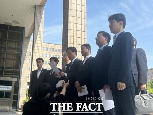 더불어민주당 전정권정치탄압대책위원회와 문재인 전 대통령 변호인단이 30일 오전 정부과천청사에서 문 전 대통령의 고발장 제출 관련 기자회견을 열고 있다. /김해인 기자