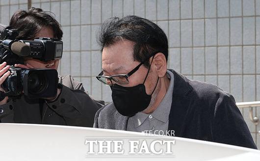 검찰은 전 씨의 청탁금지법 위반 혐의 사건과 관련해 윤 전 대통령 부부 사저에 대한 압수수색 영장 집행에 착수했다고 설명했다. 윤 전 대통령 부부와 전 씨 간 오간 금품 및 관련 자료 확보에 나선 것이다. /서예원 기자