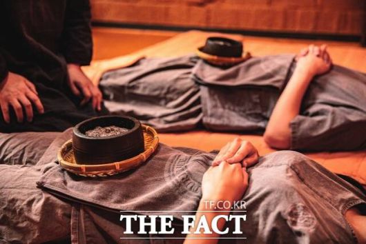 '안석원' 사자발약쑥 활용 좌훈·찜질 프로그램 모습./더팩트DB