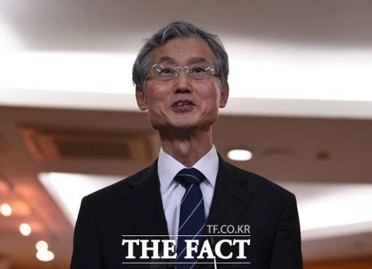 조희대 대법원장과 부인 박은숙 씨가 제22대 국회의원선거일인 10일 오전 서울 용산구 중부기술교육원에 마련된 한남동 제3투표소에서 투표를 마친 뒤 소감을 밝히고 있다. /이새롬 기자