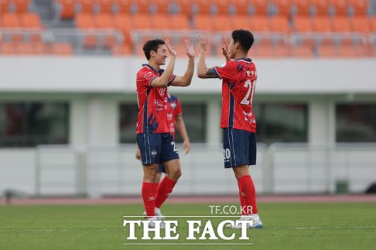 포항 원정에서 상위권 굳히기에 나서는 김천 선수들./K리그