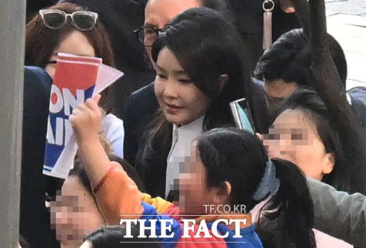 김건희 여사가 11일 오후 서울 용산구 한남동 관저를 떠나 사저인 서초동 아크로비스타에 도착해 주민들의 환영을 받고 있다. /임영무 기자