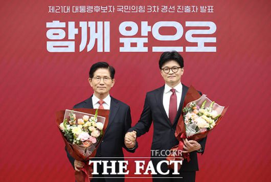 정치권에서는 이번 대선에서 지도부가 외부 인사인 한 대행과의 단일화를 시도하려는 의도가 당권을 유지하기 위함이라는 분석이 나온다. 사진은 국민의힘 대선 3차 경선 진출을 확정한 김문수(왼쪽)·한동훈 후보. /국회사진취재단