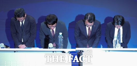 유영상(왼쪽 세번째) SK텔레콤 대표 및 임원들이 2일 오전 서울 중구 SK텔레콤 T타워에서 유심 해킹 사이버 침해 관련 언론설명회를 마친 뒤 고개숙여 사과하고 있다. /뉴시스