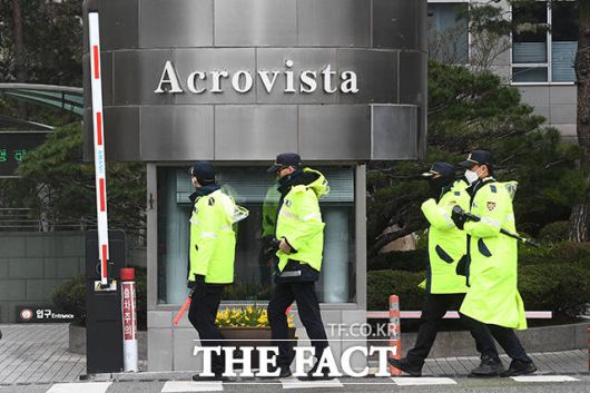 검찰은 압수수색을 통한 자료 분석에 주력하는 등 김 여사를 겨냥한 수사에 박차를 가하고 있다. 서울남부지검 가상자산범죄합동수사단(박건욱 부장검사)은 지난달 30일 서울 서초구 아크로비스타에 있는 윤 전 대통령 부부 자택과 김 여사가 운영하던 코바나컨텐츠 사무실, 코바나컨텐츠 출신 대통령실 행정관 2명의 자택 등에 대한 압수수색을 실시했다. 사진은 윤 전 대통령의 내란 우두머리 혐의 형사재판이 시작된 지난달 14일 오전 서울 서초구 아크로비스타에서 경찰들이 경비 근무를 서고 있는 모습. /서예원 기자