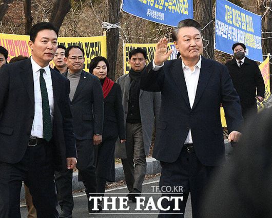 사진은 법원의 구속취소 청구 인용으로 석방된 윤석열 대통령이 지난 3월8일 오후 경기도 의왕시 서울구치소를 빠져나오며 지지자들에게 인사하고 있는 모습. 왼쪽은 김성훈 경호차장의 모습. /서예원 기자