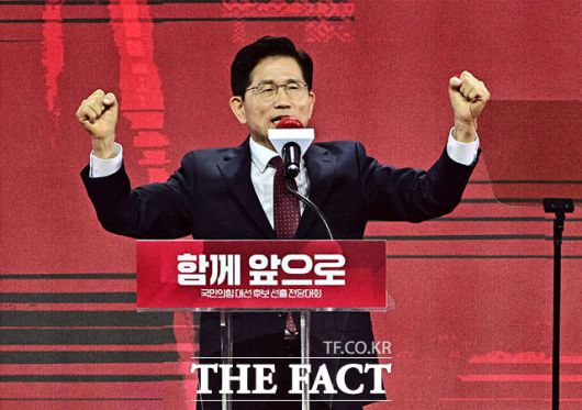 국민의힘 최종 대선후보로 김문수 후보가 확정됐다. 경선 기간 한덕수 전 대통령 권한대행 국무총리와의 단일화에 가장 적극적이었던 만큼 단일화 추진에 속도가 붙을 전망이다. 사진은 김 후보가 3일 오후 경기도 고양시 킨텍스 제1전시장에서 열린 제21대 대통령 선거 후보 선출을 위한 전당대회에 참석해 수락연설을 하고 있다./배정한 기자