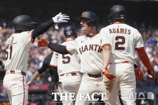 이정후(맨 왼쪽)가 4일(한국시간) 콜로라도전서 6회말 만루홈런을 날린 맷 채프먼을 홈에서 환영하고 있다. /샌프란시스코=AP.뉴시스