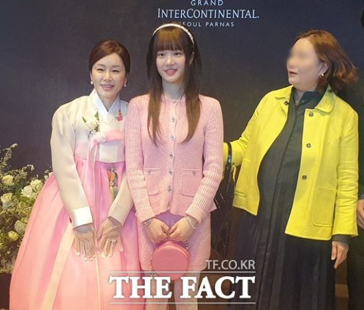 이승기와 이다인은 2023년 4월 서울 인터컨티넨털 호텔에서 결혼했다. 엄마인 배우 견미리와 언니 이유비가 하객들을 맞이하고 있다. 사진 위는 이다인. /더팩트 DB