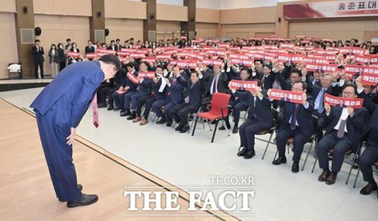 지난달 11일 대구시청 산격청사에서 열린 홍준표 전 시장 퇴임식. 간부 공무원만 참석한 이 퇴임식에서 홍 전 시장(사진 왼쪽)이 인사하자, 참석자들이 손팻말을 들고 환호하고 있다. /대구시