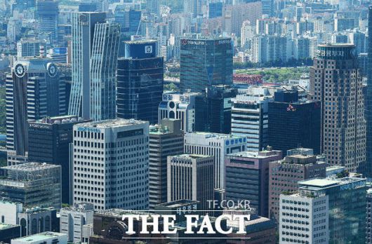 앞으로 한국은행의 금리 인하 폭이 클 경우 차주들의 고민은 깊어질 것으로 보인다. /더팩트 DB